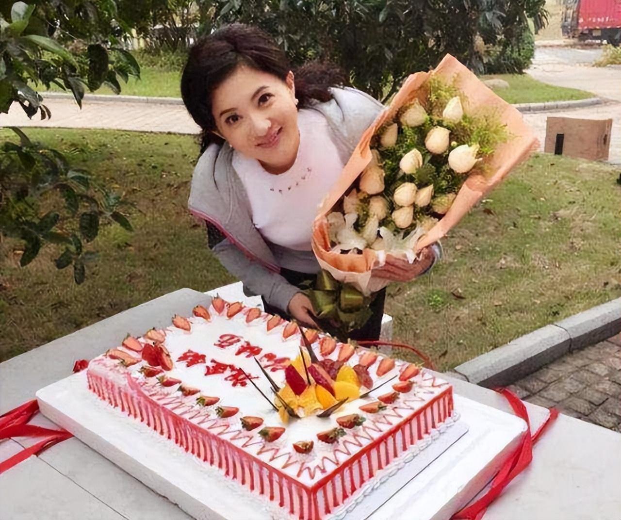 金铭简历及个人资料简介 “小婉君”今年43：年少成名红炸天，如今被父母催婚烦恼不堪