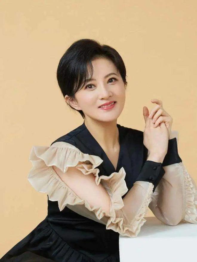 金铭简历及个人资料简介 “小婉君”今年43：年少成名红炸天，如今被父母催婚烦恼不堪