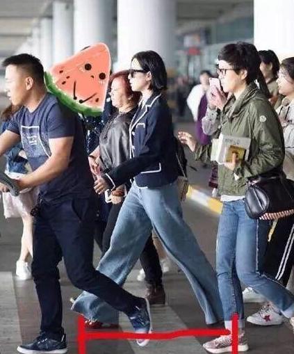 刘诗诗肖战最近新消息(娱乐圈劈叉式走路姐弟)(2)