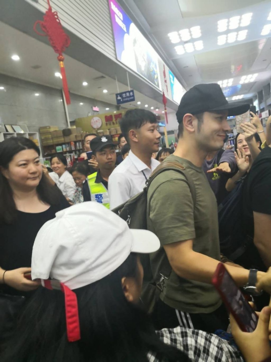 黄晓明资料简介(黄晓明背后少为人知的故事)