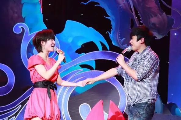 谢娜双胞胎女儿近照曝光(谢娜仨女儿首合照引关注)(17)