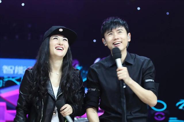 谢娜双胞胎女儿近照曝光(谢娜仨女儿首合照引关注)(6)