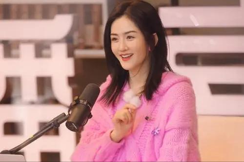 谢娜双胞胎女儿近照曝光(谢娜仨女儿首合照引关注)(1)