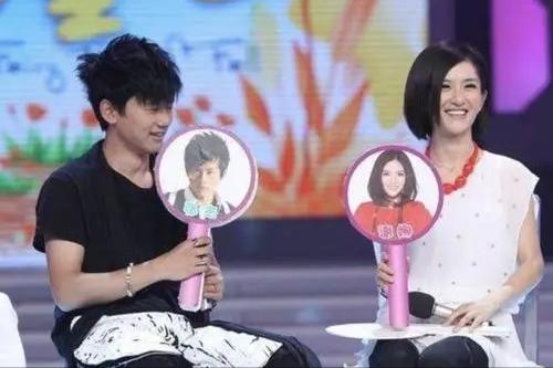 谢娜双胞胎女儿近照曝光(谢娜仨女儿首合照引关注)(16)