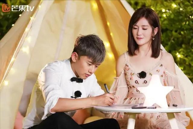 谢娜双胞胎女儿近照曝光(谢娜仨女儿首合照引关注)(18)