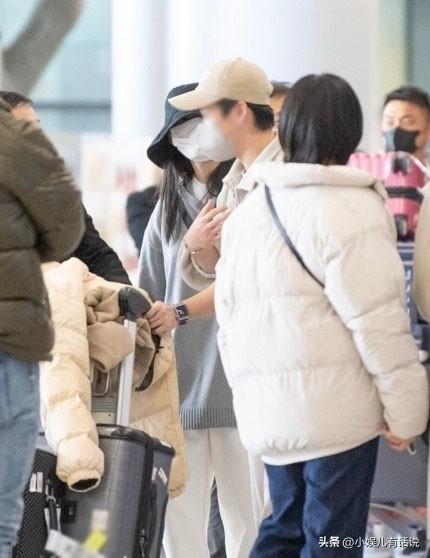 李钟硕iu正式官宣恋情了吗（李钟硕承认与IU恋情）(2)