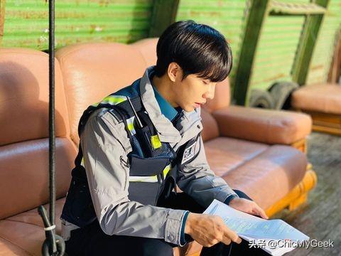 李升基腹肌（韩媒公认最有智慧明星李升基）(3)