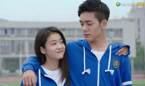 虽然像张雪迎关晓彤这类的在娱乐圈也算是年轻艺人了,