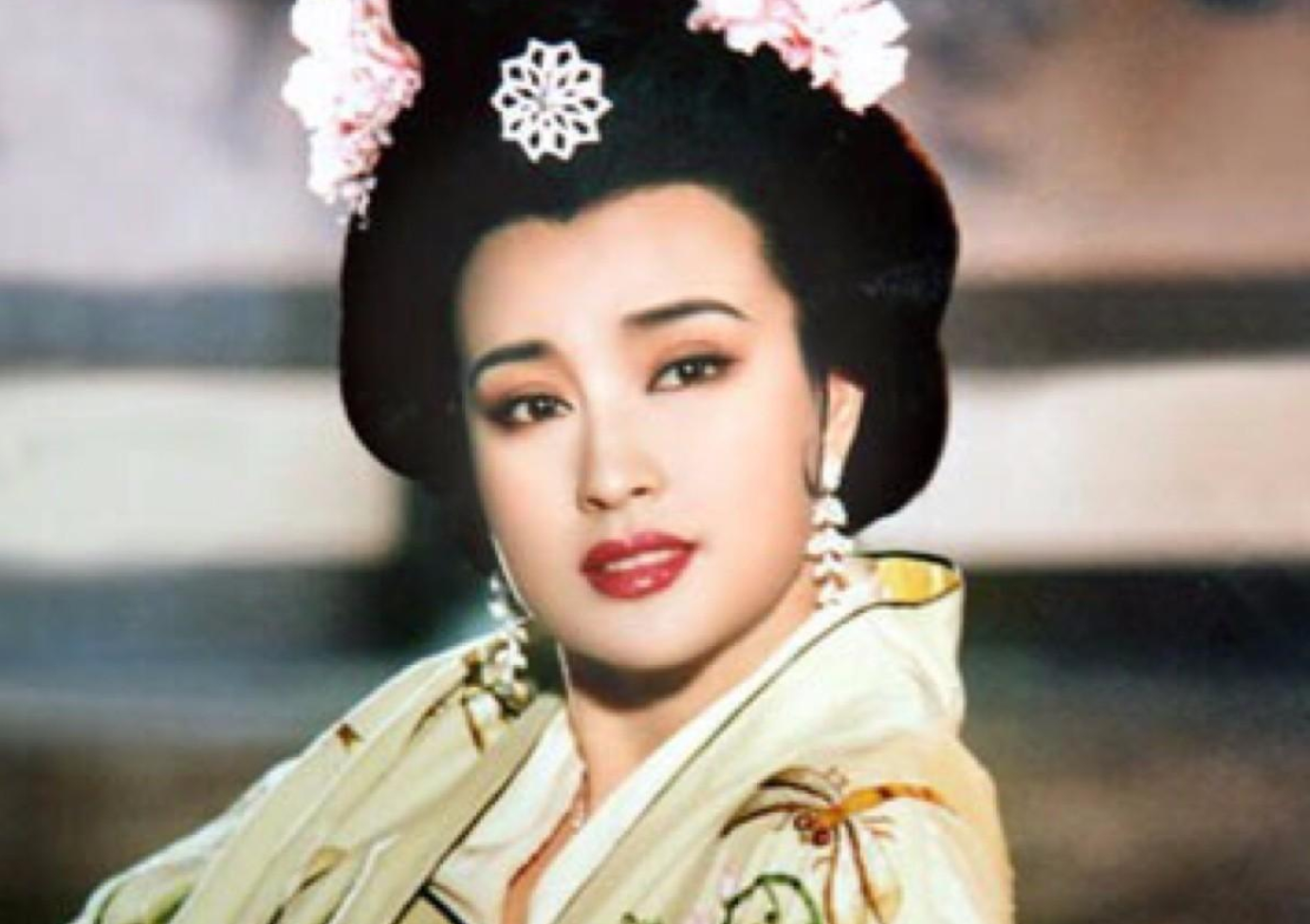 一代传奇影后刘晓庆，四婚嫁富豪被宠成宝，无儿无女亦幸福美满