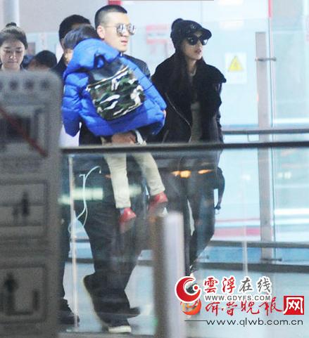 黄圣依和杨子现在关系（杨子黄圣依与儿子同框现身机场）(1)