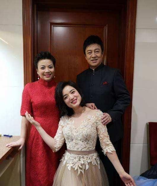 歌唱演员白雪个人简介(人到中年再度翻红)(8)