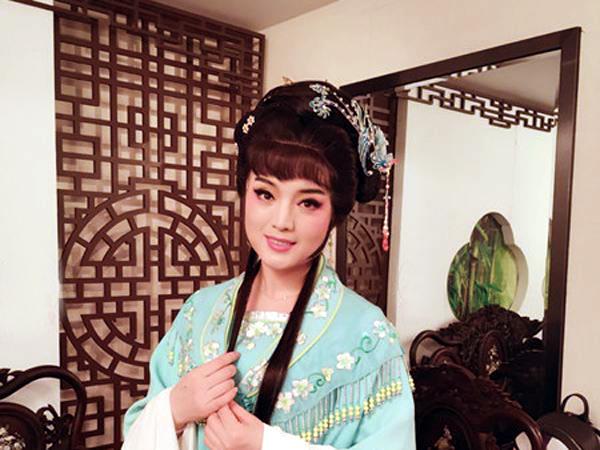 歌唱演员白雪个人简介(人到中年再度翻红)(3)