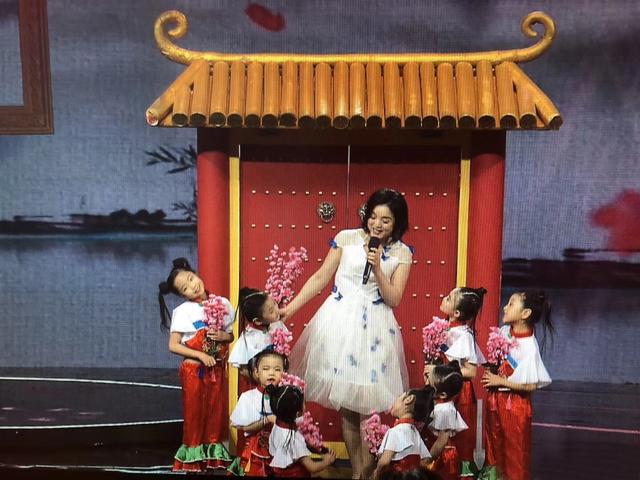 歌唱演员白雪个人简介(人到中年再度翻红)(10)