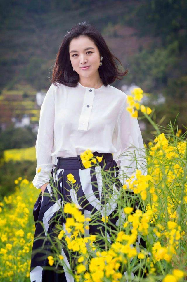 歌唱演员白雪个人简介(人到中年再度翻红)(1)