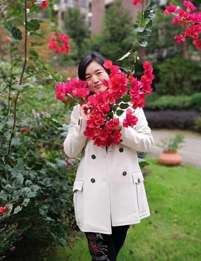 歌唱演员白雪个人简介(人到中年再度翻红)(18)