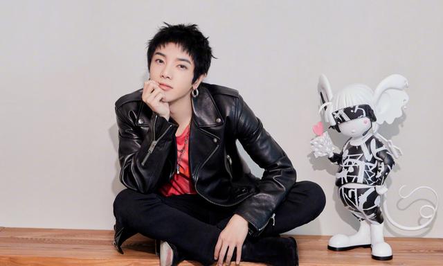 华晨宇和张碧晨是情侣关系吗(32岁华晨宇新恋情曝光)(1)