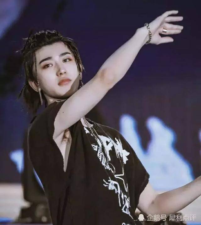 蔡徐坤涂唇膏后扔给台下粉丝 惊呆旁边的陈立农!