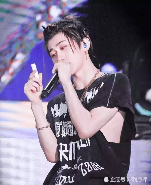 蔡徐坤涂唇膏后扔给台下粉丝 惊呆旁边的陈立农!
