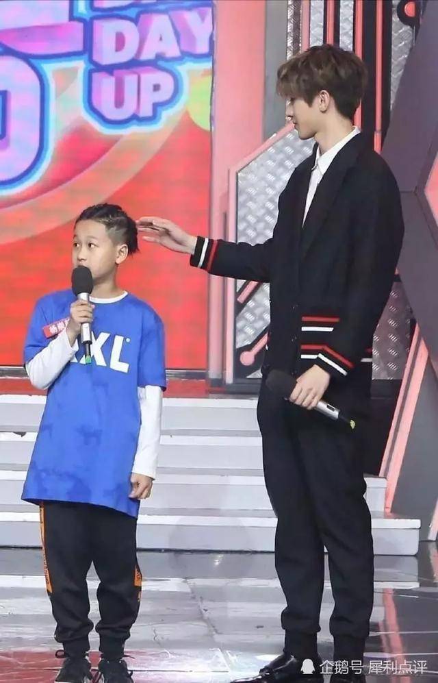 蔡徐坤涂唇膏后扔给台下粉丝 惊呆旁边的陈立农!