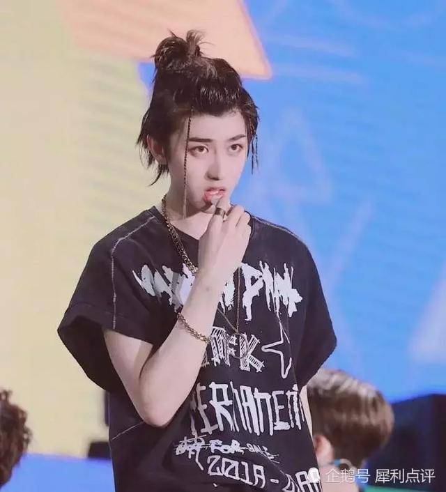 蔡徐坤涂唇膏后扔给台下粉丝 惊呆旁边的陈立农!