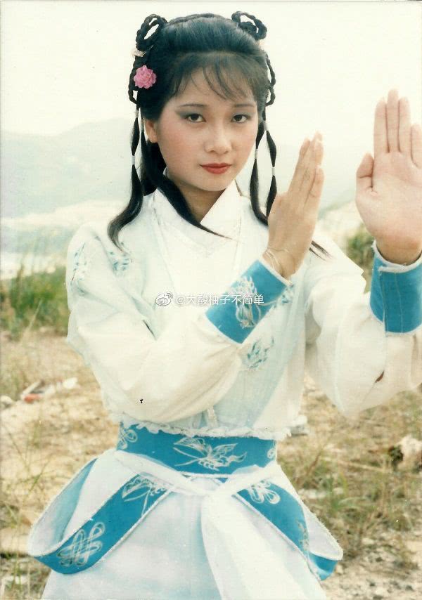 黄曼凝个人资料写真作品