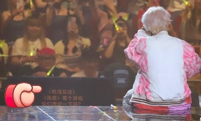 要被鹿晗的提词器笑死了!社恐的双向奔赴是提前演练好每一步