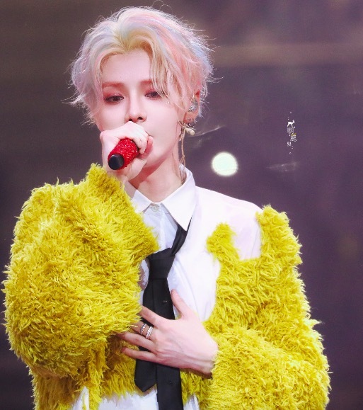 要被鹿晗的提词器笑死了!社恐的双向奔赴是提前演练好每一步