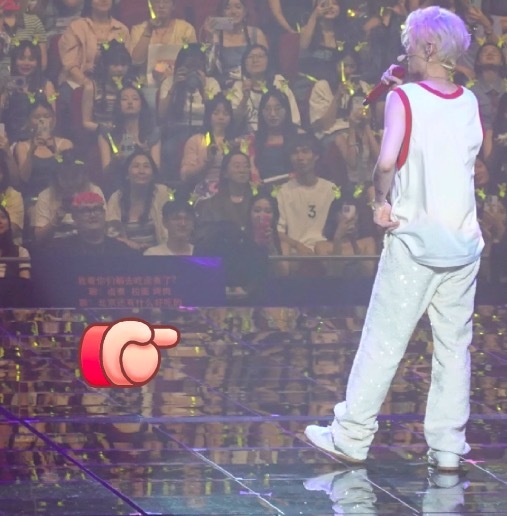 要被鹿晗的提词器笑死了!社恐的双向奔赴是提前演练好每一步