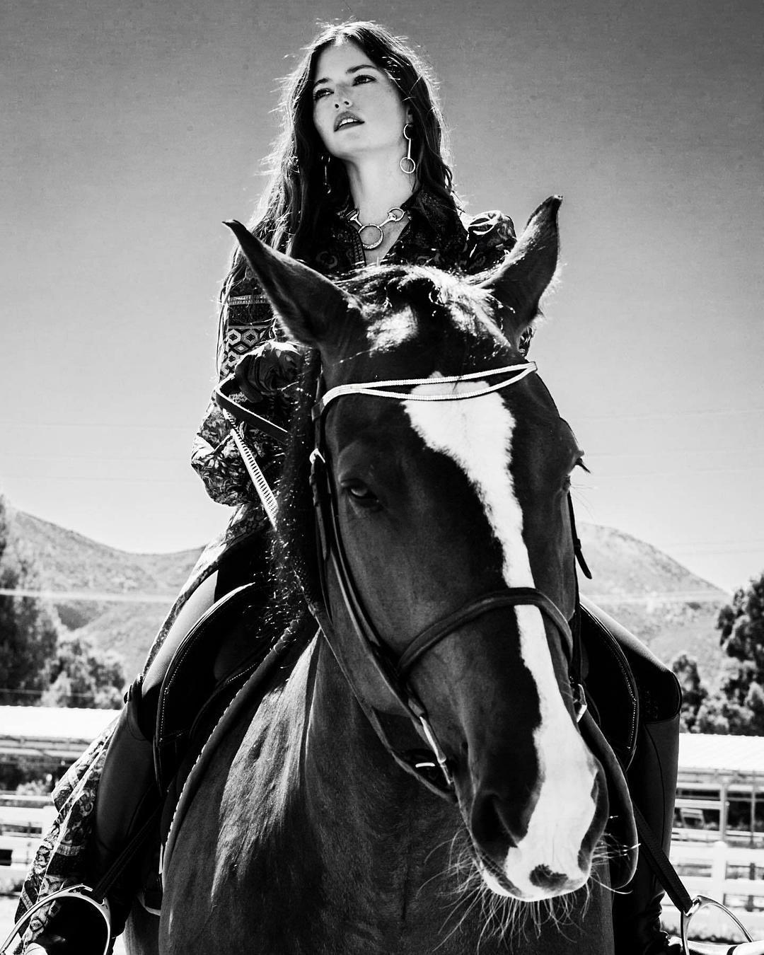 麦肯基·弗依个人资料写真作品