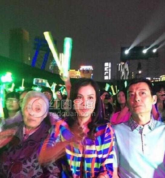 李易峰父亲照片曝光 李易峰的妈妈漂亮吗